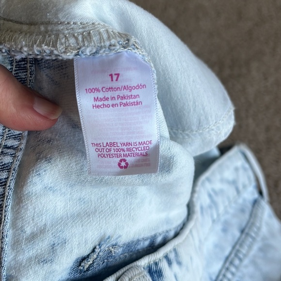 Acid Wash exposed buttons high waist button fly denim shorts. - Picture 6 of 6